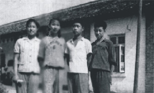 1964年环球360娱乐会员注册学生代表湖南省参加全国青少年射击通讯赛。自左至右：黄煦明、刘维德、陈龙达、何金林