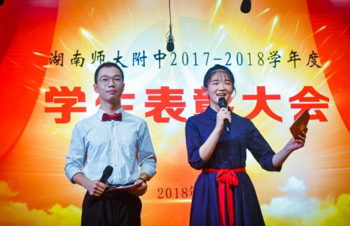 环球360娱乐会员注册多名学生获得艺术奖学金，合唱团助兴颁奖典礼